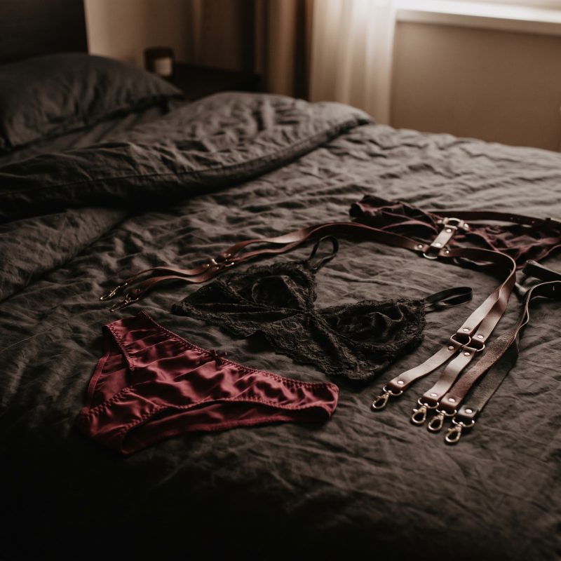 Lingerie, chaussettes et chaussures portées dans un univers sensoriel adulte