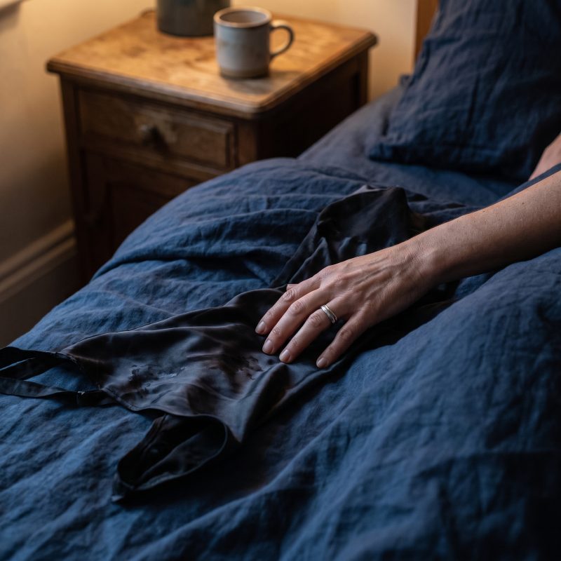 Lingerie en satin humide dans une mise en scène adulte non explicite