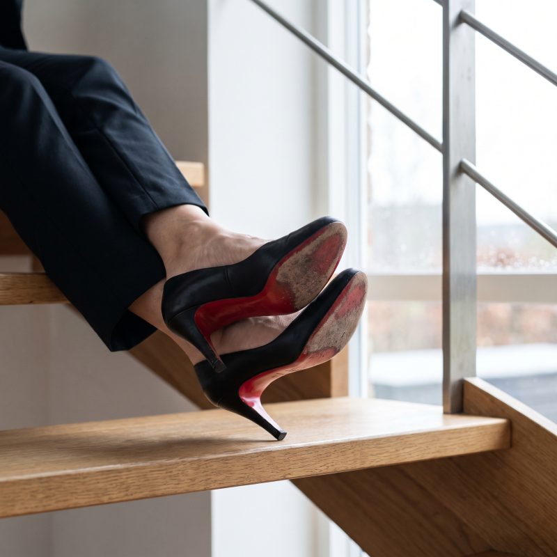 Talons et pieds dans un univers foot fetish non explicite