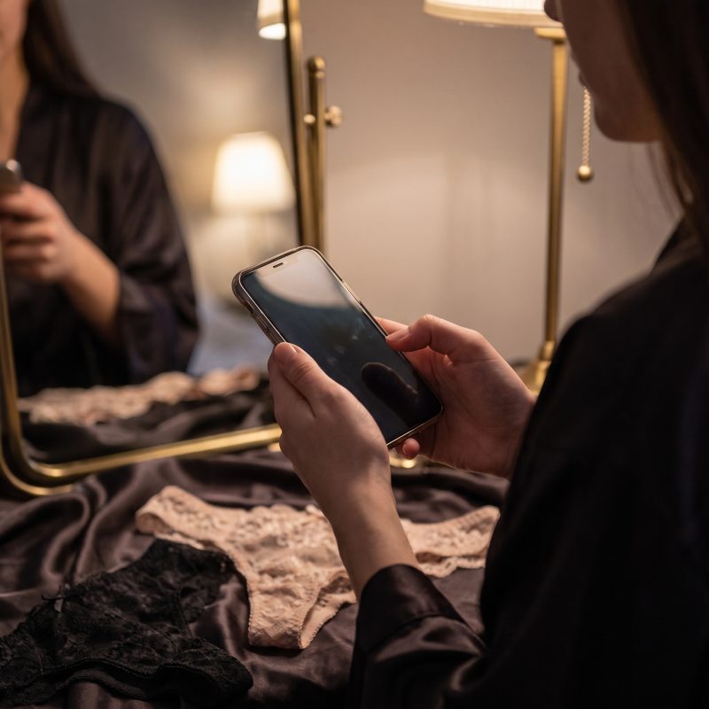 Créatrice adulte préparant un contenu personnalisé