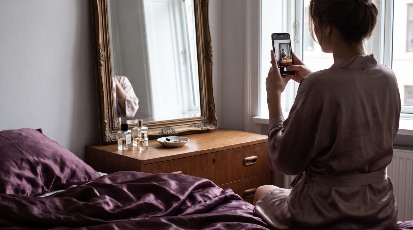 Smartphone et confidentialité dans une conversation adulte